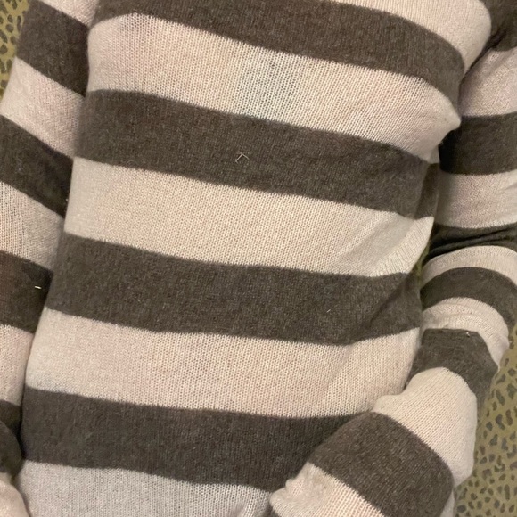 Line Cashmere Sweater - Picture 3 of 3